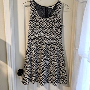 3/$10 Collective Concepts Navy & White Chevron Dress